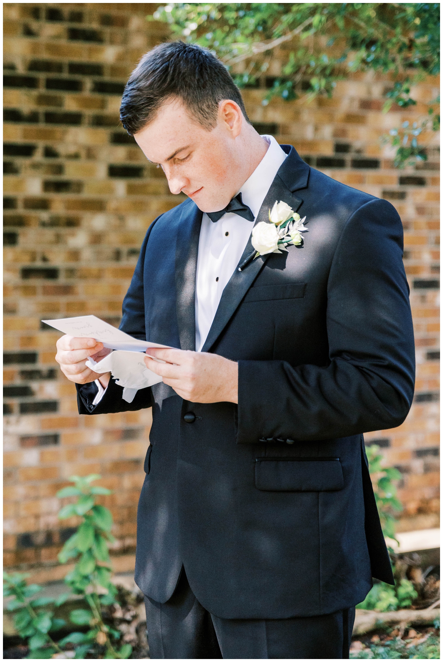groom reading love letter from bride