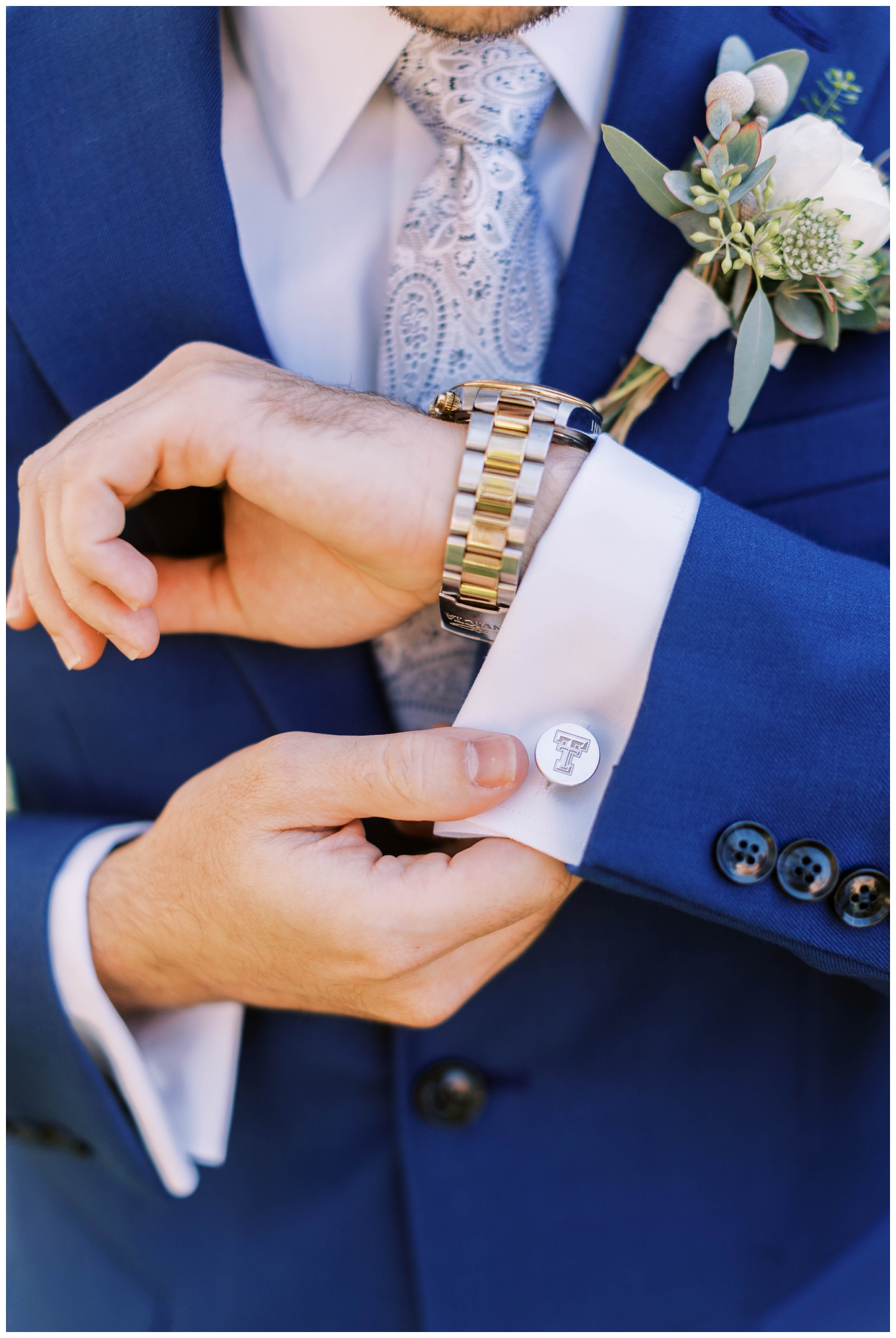 groom detail shot of cufflink