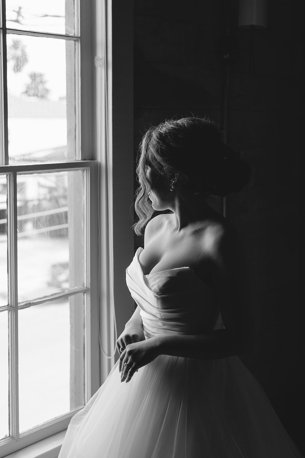 bride getting ready for her wedding day at the artisan galveston