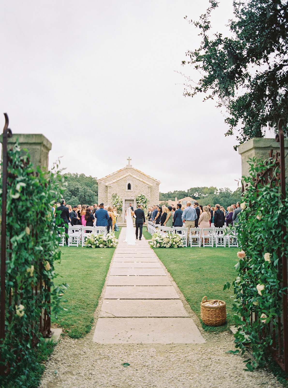 outdoor wedding ceremony at the houston oaks country club