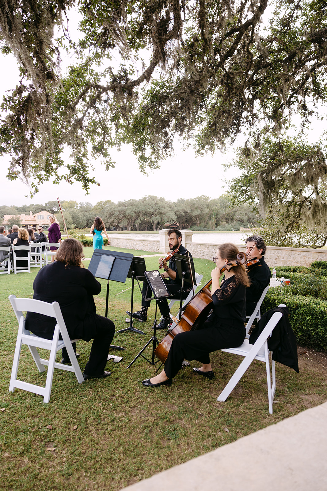 outdoor wedding ceremony at the houston oaks country club