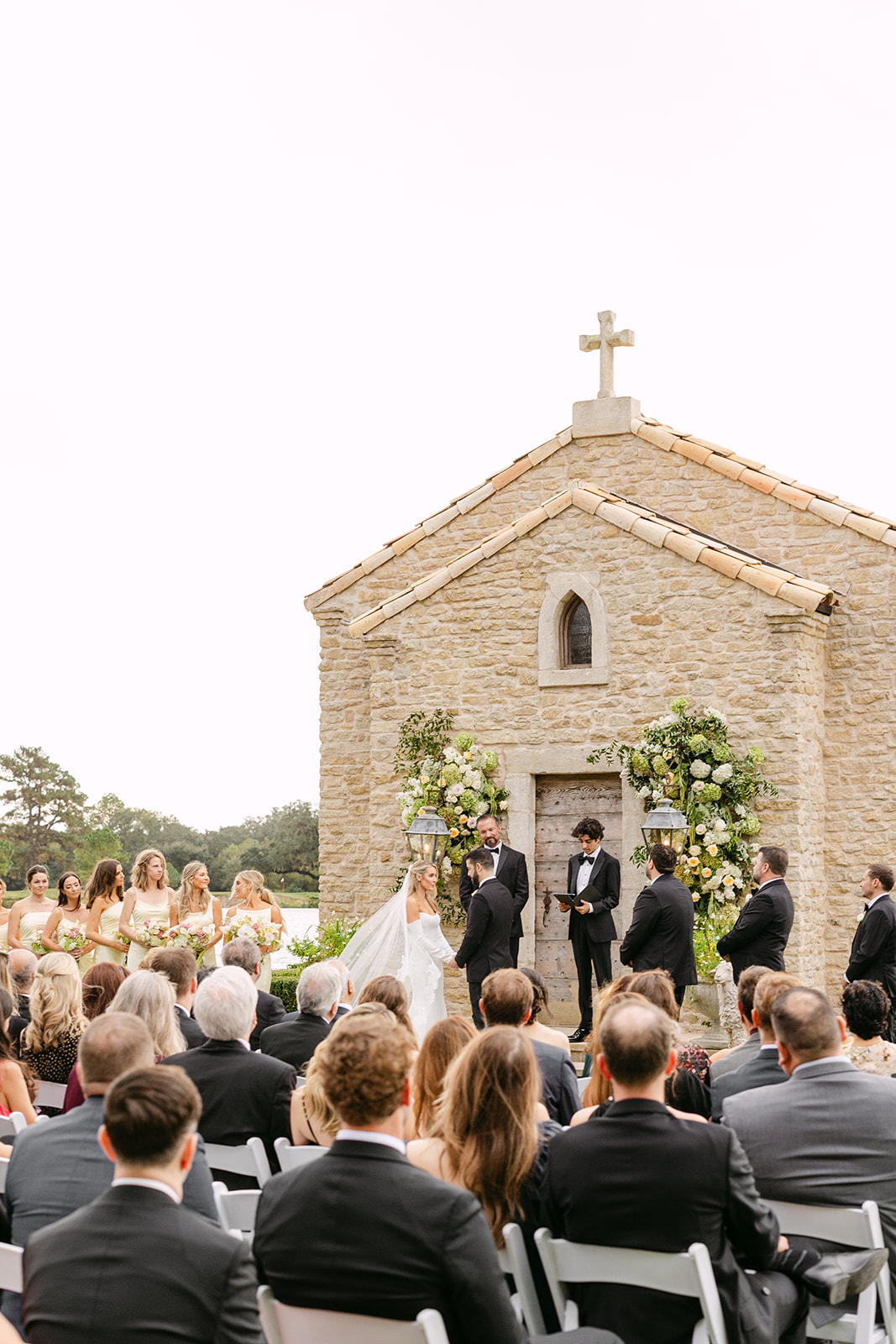 outdoor wedding ceremony at the houston oaks country club