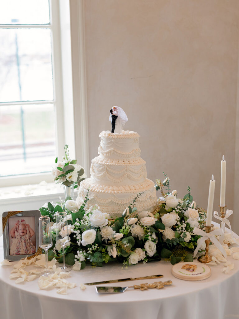sunning picture of the wedding cake