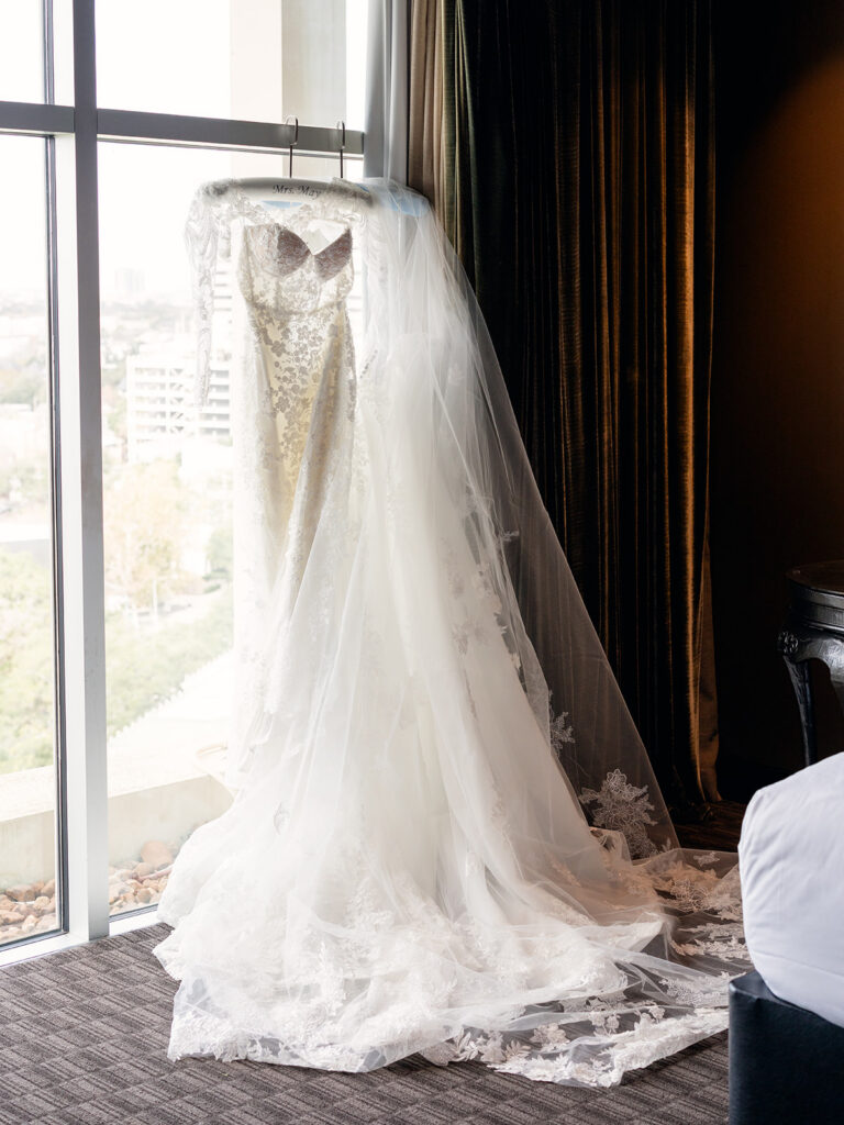 stunning picture of the wedding dress