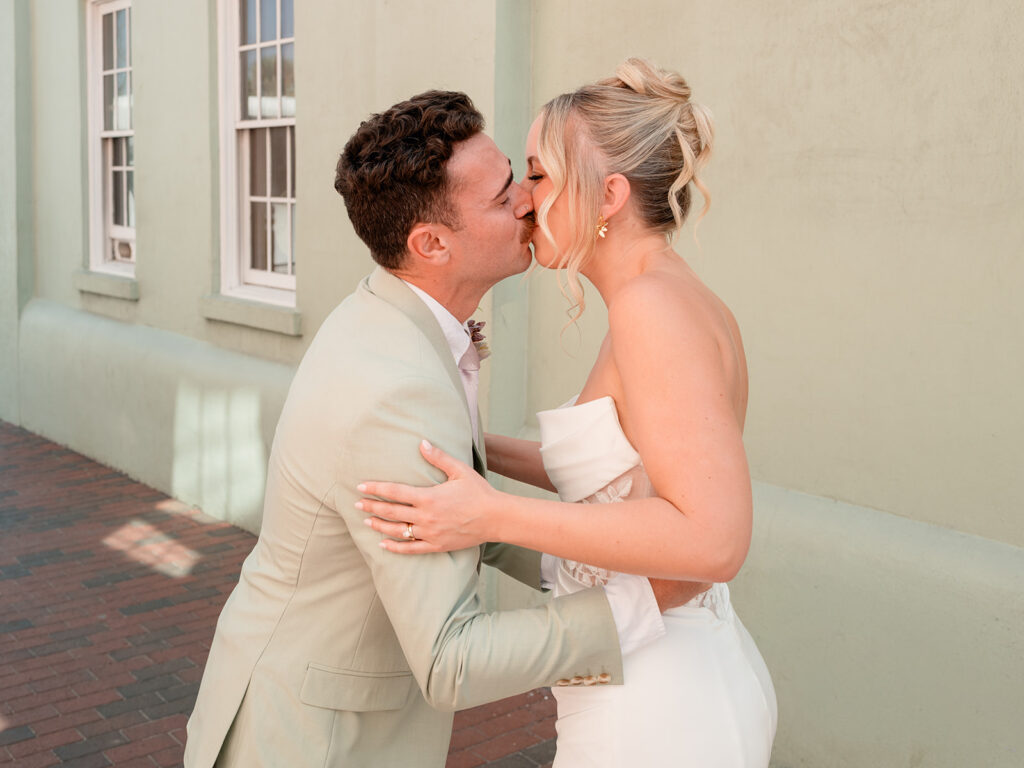 Cute picture of the bride and groom, kissing