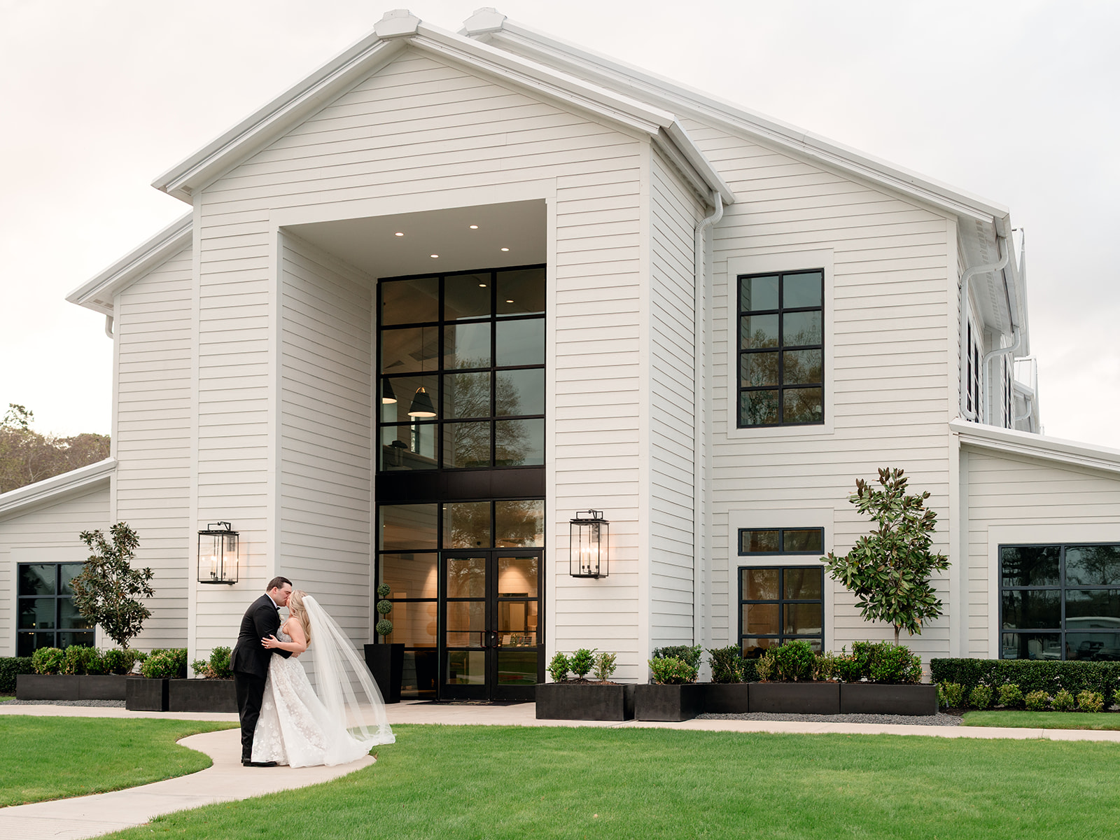 An Elegant Boxwood Manor Wedding with Classic Southern Garden Style