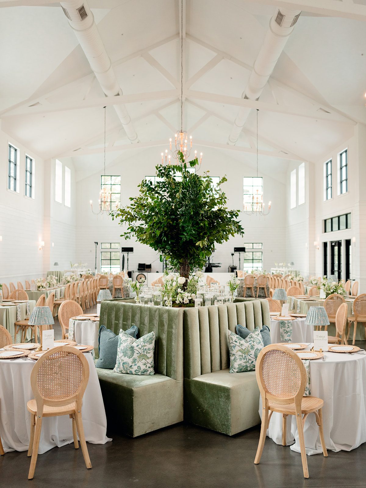 Wedding reception at Boxwood Manor in Tomball, Texas